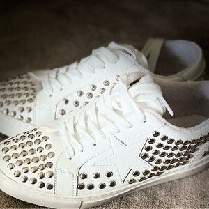 white and metal designed shoes never worn size 8.5